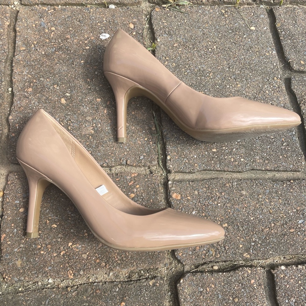 stiletto small tan glossy pointed toe heel size 8.5